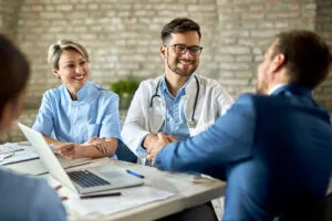 Sanin Acosta Seguros Blog 10 beneficios de tener una póliza de salud